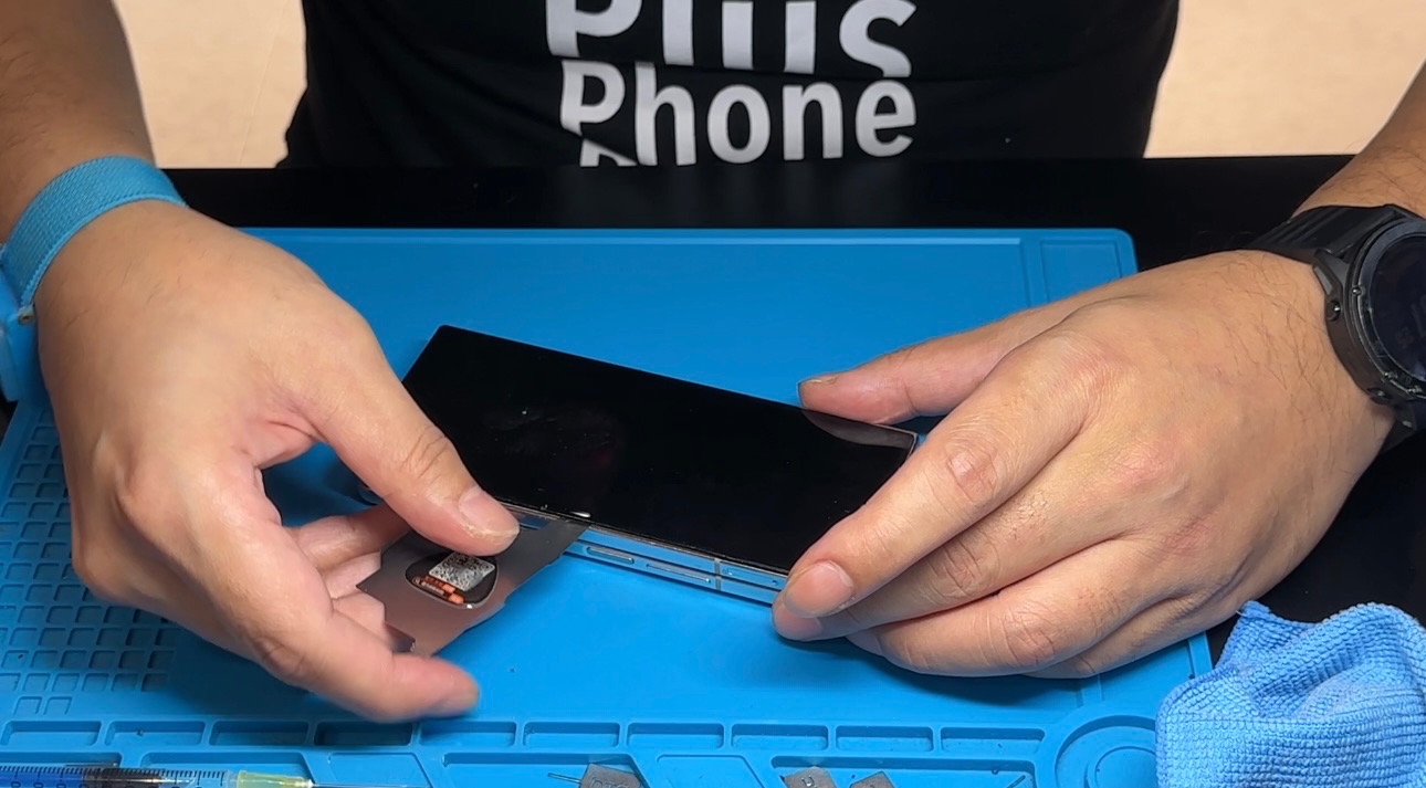 手機邊緣拆裝操作近照