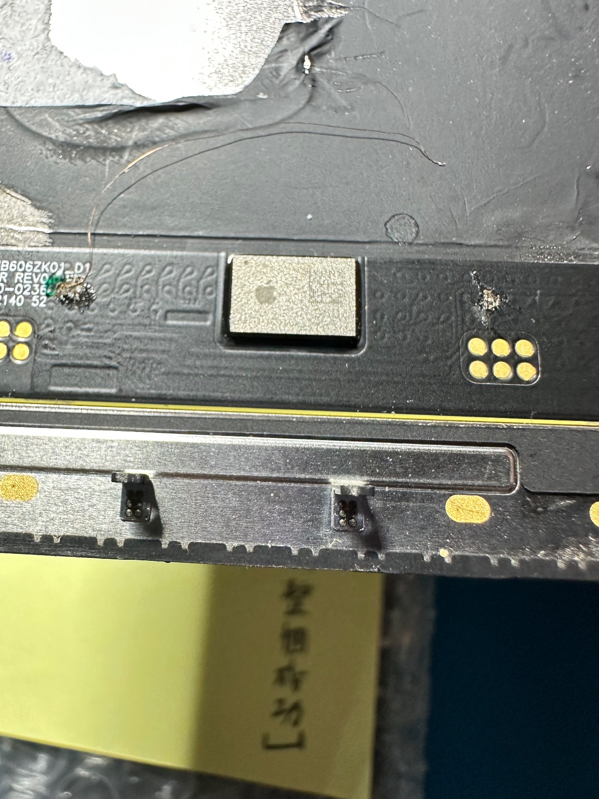 面板背部連接與線路近照