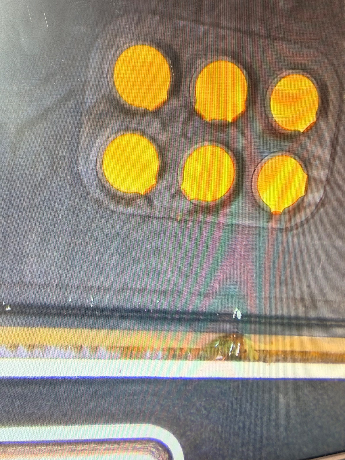 顯微放大的電路接點與邊緣