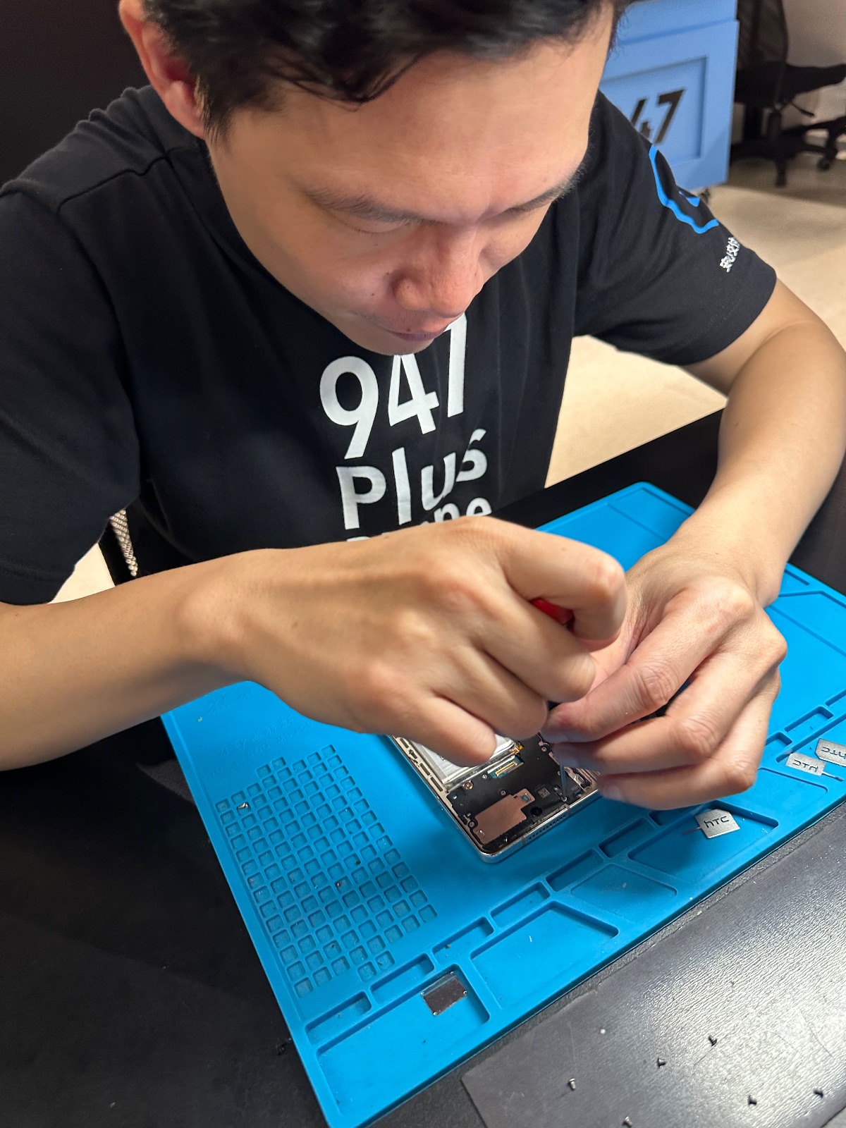手機內部零件拆裝作業